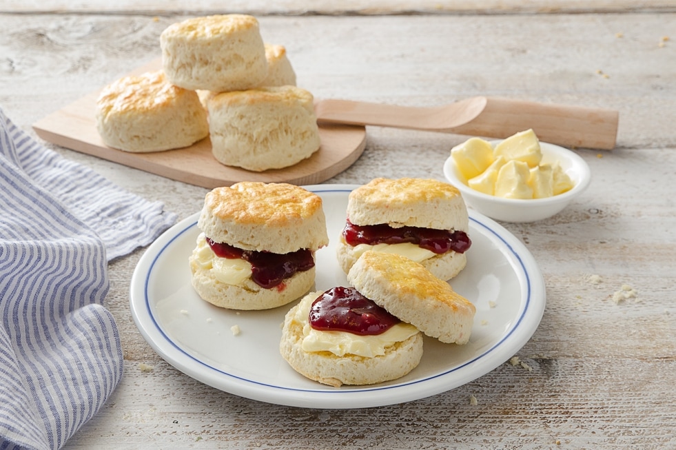 Scones farciti con burro e marmellata ricetta