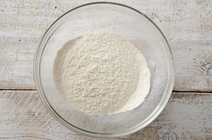 Preparazione Scones farciti con burro e marmellata - Fase 1