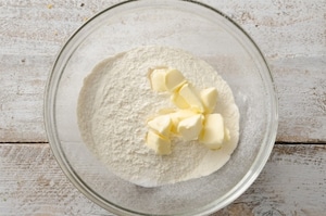 Preparazione Scones farciti con burro e marmellata - Fase 1