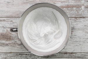 Preparazione Torta di amaretti con meringa fiammeggiata - Fase 4