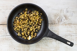 Preparazione Torta di patate con melanzane e formaggio - Fase 1