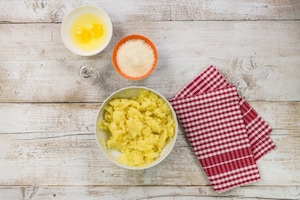 Preparazione Torta di patate con melanzane e formaggio - Fase 2
