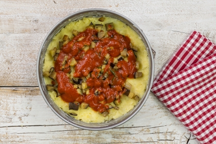 Preparazione Torta di patate con melanzane e formaggio - Fase 3 Preparazione Torta di patate con melanzane e formaggio - Fase 3