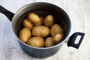 Preparazione Torta di patate con prosciutto, formaggio e salame - Fase 1