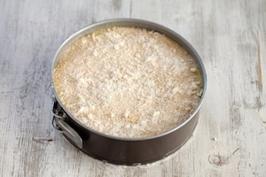 Preparazione Torta di patate con prosciutto, formaggio e salame - Fase 4