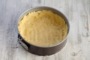 Preparazione Torta di patate con prosciutto, formaggio e salame - Fase 3