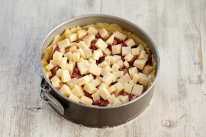 Preparazione Torta di patate con prosciutto, formaggio e salame - Fase 3