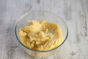 Preparazione Torta di patate con prosciutto, formaggio e salame - Fase 2