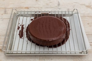 Preparazione Torta glassata di amaretti e caffè - Fase 5