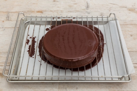 Preparazione Torta glassata di amaretti e caffè - Fase 5 Preparazione Torta glassata di amaretti e caffè - Fase 5