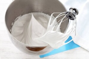 Preparazione Torta mousse al cioccolato e amarene - Fase 2