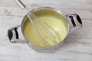Preparazione Torta paradiso con crema pasticciera alla fava tonka e melagrana  - Fase 4