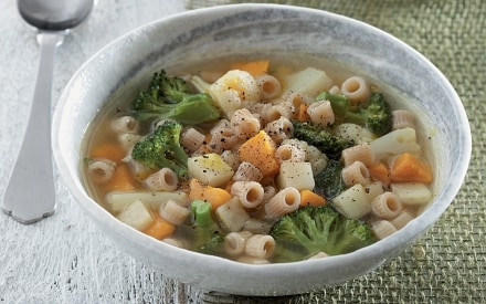 Zuppa di verdure d'inverno con pasta integrale