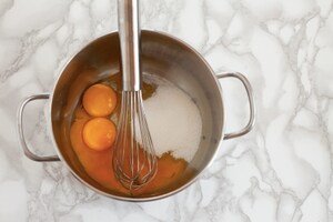 Preparazione Bavarese al cioccolato bianco con gelatina di Kir Royal  - Fase 2