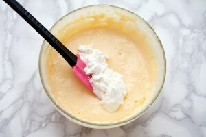 Preparazione Bavarese al cioccolato bianco con gelatina di Kir Royal  - Fase 4