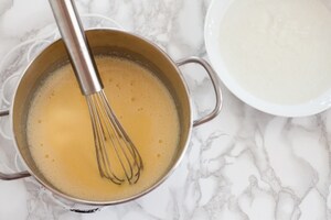 Preparazione Bavarese al cioccolato bianco con gelatina di Kir Royal  - Fase 3