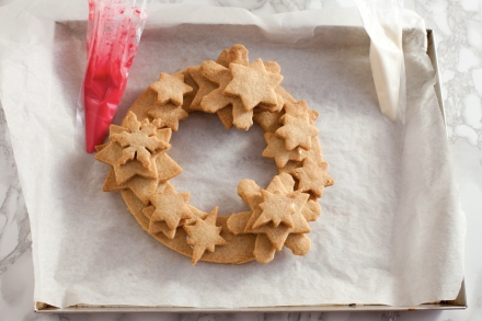 Preparazione Corona di biscotti di Natale - Fase 6 Preparazione Corona di biscotti di Natale - Fase 6