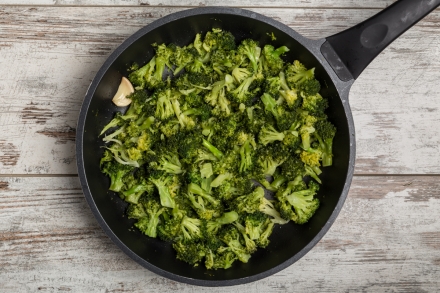 Preparazione Flan di broccoli e porri croccanti con salmone affumicato - Fase 1 Preparazione Flan di broccoli e porri croccanti con salmone affumicato - Fase 1