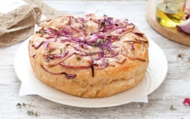 Focaccia alla cipolla con prosciutto crudo e stracchino 