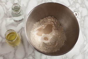 Preparazione Focaccia alla cipolla con prosciutto crudo e stracchino  - Fase 1