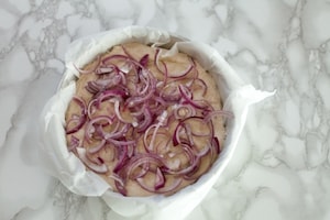 Preparazione Focaccia alla cipolla con prosciutto crudo e stracchino  - Fase 4