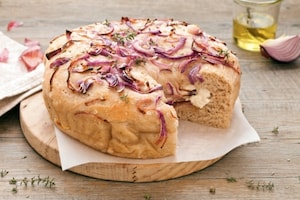 Preparazione Focaccia alla cipolla con prosciutto crudo e stracchino  - Fase 4