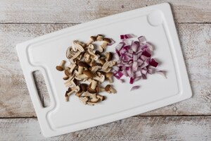 Preparazione Frittatine al forno con funghi, cipolla rossa e olive taggiasche - Fase 1