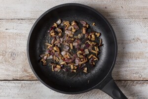 Preparazione Frittatine al forno con funghi, cipolla rossa e olive taggiasche - Fase 1