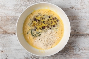 Preparazione Frittatine al forno con funghi, cipolla rossa e olive taggiasche - Fase 2