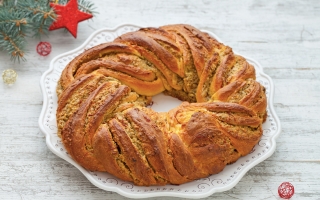 Kranz di Natale allo zafferano, pistacchi e cioccolato bianco  Kranz di Natale allo zafferano, pistacchi e cioccolato bianco