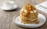 Pancake con caramello salato, banane e noci