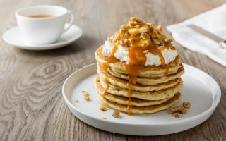 Pancake con caramello salato, banane e noci Pancake con caramello salato, banane e noci