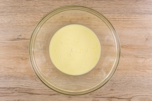 Preparazione Pancake con caramello salato, banane e noci - Fase 1