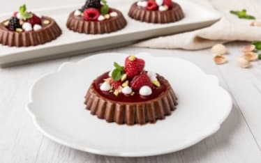 Panna cotta al cioccolato con salsa di lamponi e more