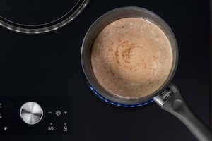 Preparazione Panna cotta al cioccolato con salsa di lamponi e more - Fase 1