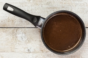 Preparazione Panna cotta al cioccolato con salsa di lamponi e more - Fase 1