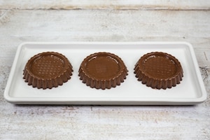 Preparazione Panna cotta al cioccolato con salsa di lamponi e more - Fase 4