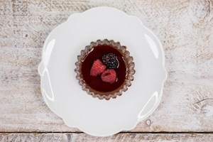 Preparazione Panna cotta al cioccolato con salsa di lamponi e more - Fase 4