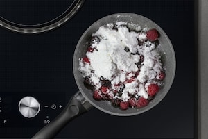 Preparazione Panna cotta al cioccolato con salsa di lamponi e more - Fase 3