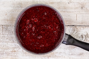 Preparazione Panna cotta al cioccolato con salsa di lamponi e more - Fase 3