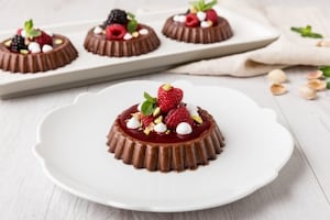 Preparazione Panna cotta al cioccolato con salsa di lamponi e more - Fase 5