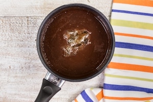 Preparazione Panna cotta al cioccolato con salsa di lamponi e more - Fase 2