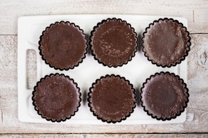 Preparazione Panna cotta al cioccolato con salsa di lamponi e more - Fase 2