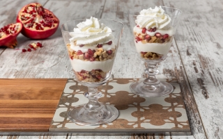 Parfait al melograno con frutta secca Parfait al melograno con frutta secca