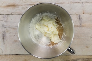 Preparazione Sbriciolata veloce di amaretti e cioccolato - Fase 1
