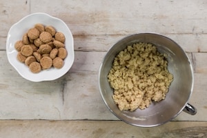 Preparazione Sbriciolata veloce di amaretti e cioccolato - Fase 1