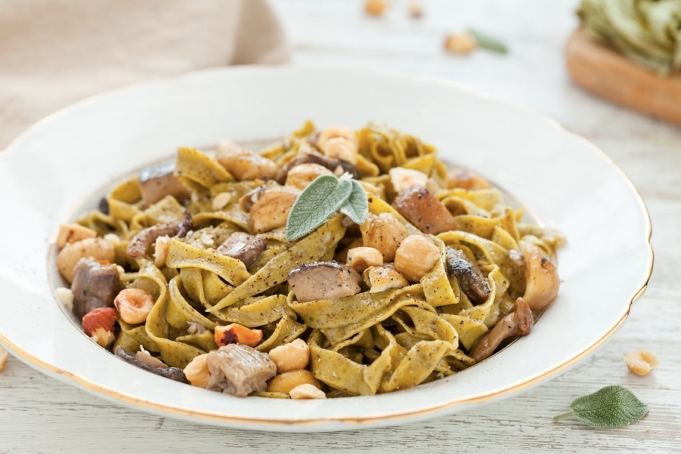 Tagliatelle alla canapa con funghi, castagne e nocciole  ricetta