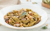 Tagliatelle alla canapa con funghi, castagne e nocciole 