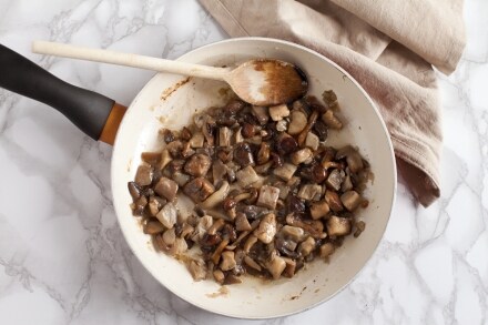 Preparazione Tagliatelle alla canapa con funghi, castagne e nocciole - Fase 3