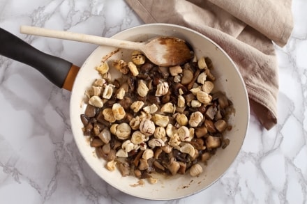 Preparazione Tagliatelle alla canapa con funghi, castagne e nocciole - Fase 4